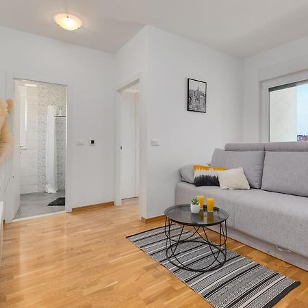 Apartment Roni + Besplatan Parking Zadar Exterior photo