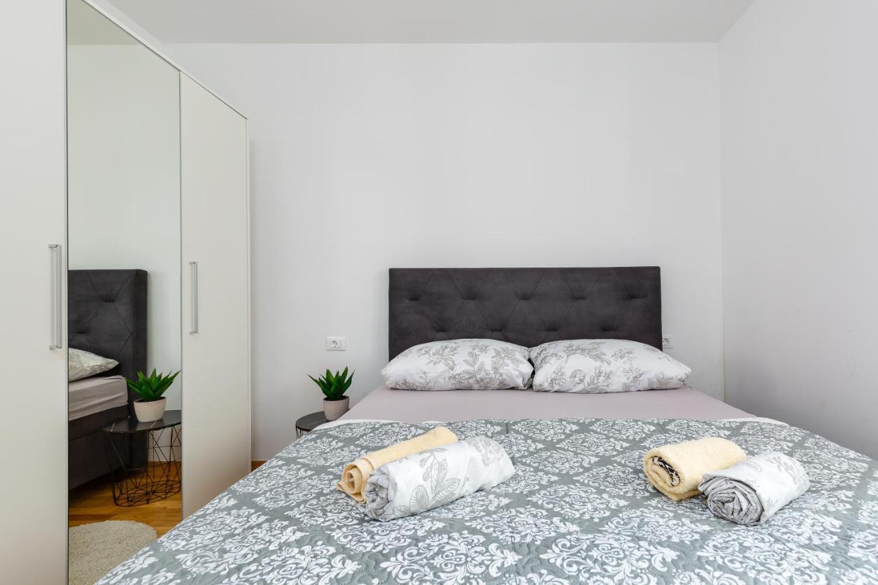 Apartment Roni + Besplatan Parking Zadar Exterior photo