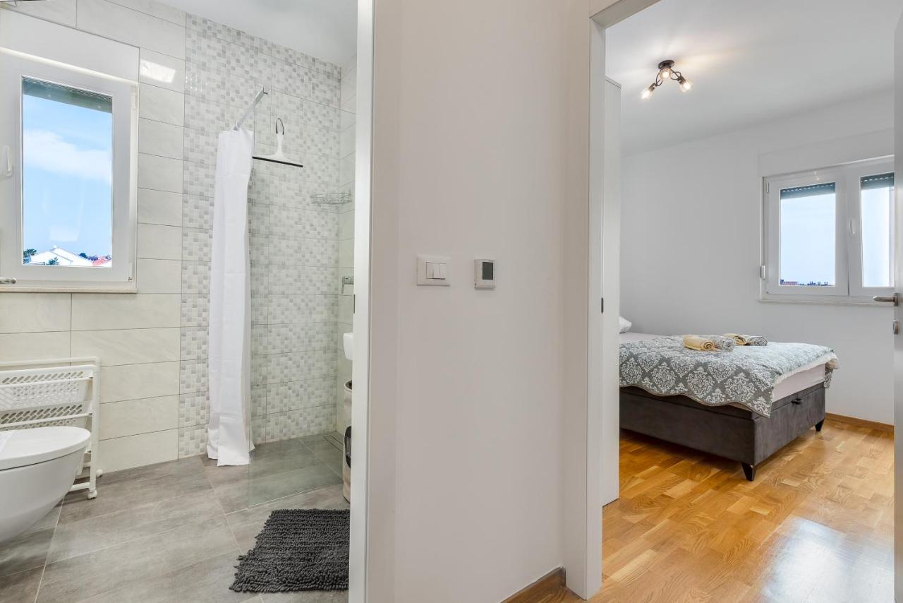 Apartment Roni + Besplatan Parking Zadar Exterior photo