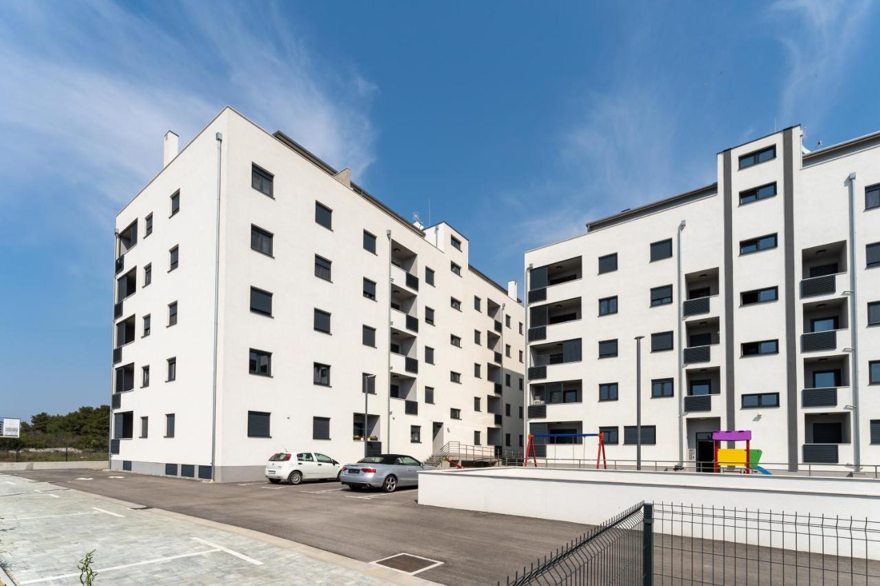 Apartment Roni + Besplatan Parking Zadar Exterior photo