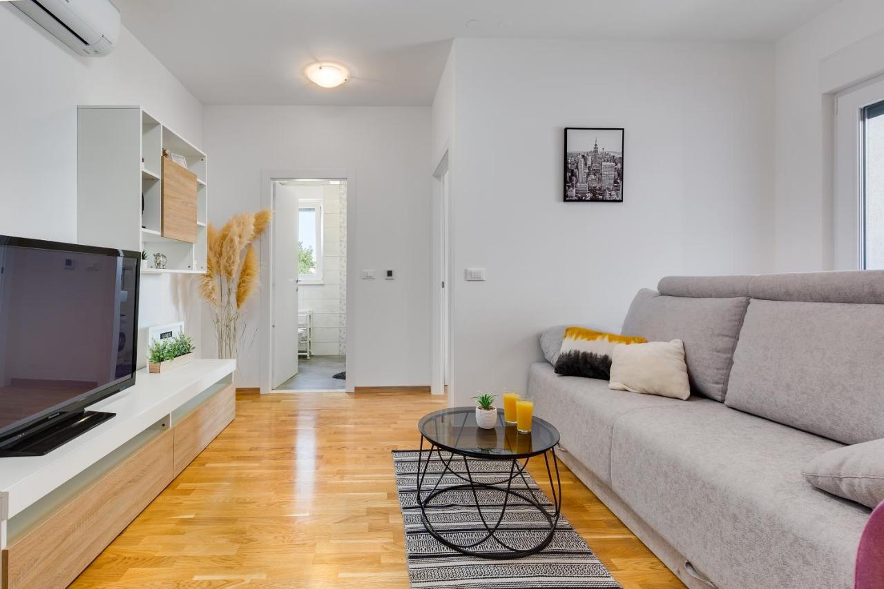 Apartment Roni + Besplatan Parking Zadar Exterior photo