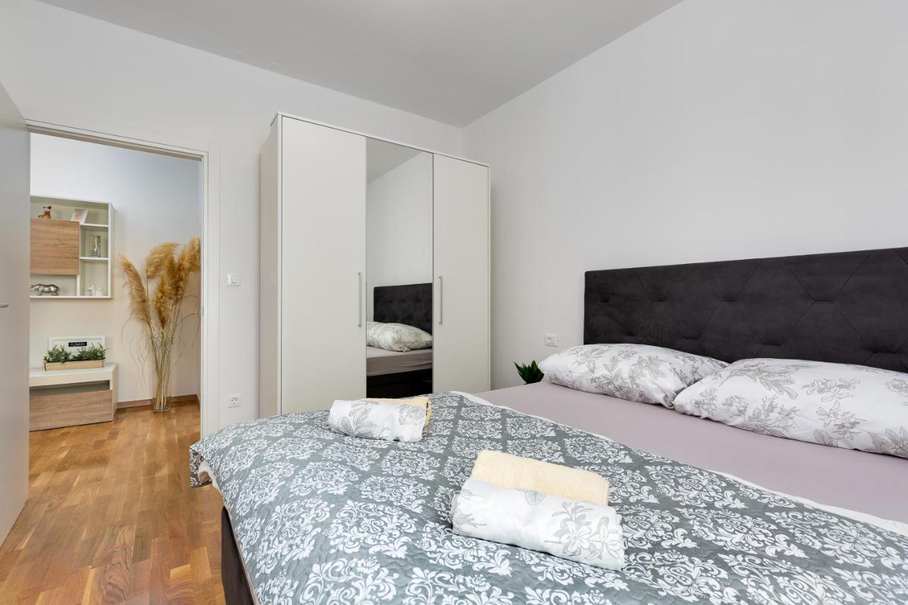Apartment Roni + Besplatan Parking Zadar Exterior photo